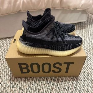 Yeezy 350 v2 carbon black size 4